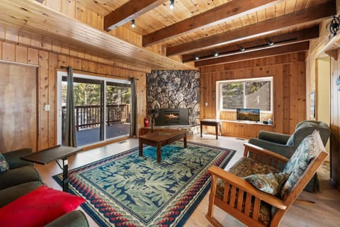 The Hidden Pines Mountain Home by Navigate Stays House in Running Springs