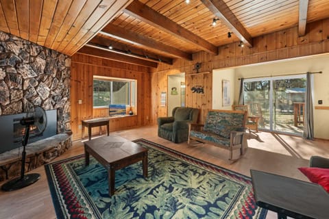 The Hidden Pines Mountain Home by Navigate Stays House in Running Springs