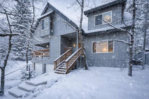 The Hidden Pines Mountain Home by Navigate Stays House in Running Springs