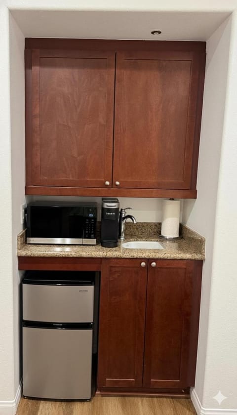 Coffee/tea facilities, Kitchen or kitchenette, microwave, minibar