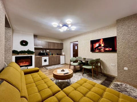 Communal lounge/ TV room, TV and multimedia, Kitchen or kitchenette, Living room, Seating area, Evening entertainment, fireplace, microwave