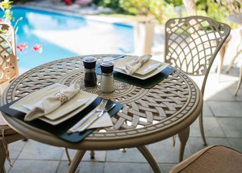 Dining area, Pool view