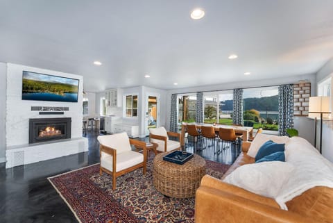 TV and multimedia, Living room, Dining area