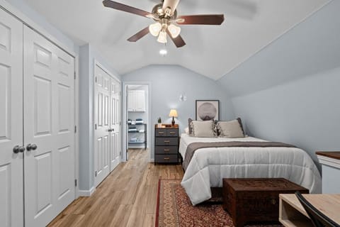 Tiny House Retreat Hot Tub Cozy House in Bellview