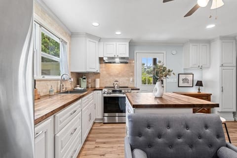 Tiny House Retreat Hot Tub Cozy House in Bellview