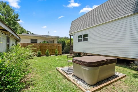 Tiny House Retreat Hot Tub Cozy House in Bellview