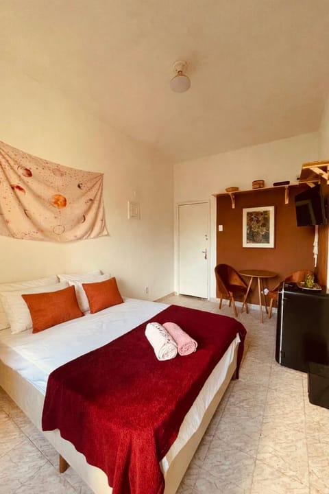 Bed, Living room, Photo of the whole room, Seating area, Bedroom, towels