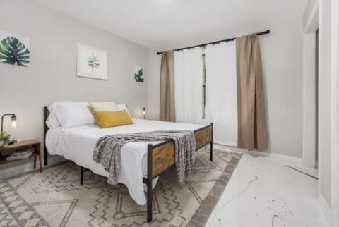 Lush Lounge Fire Pit BBQ Family House in Bellview