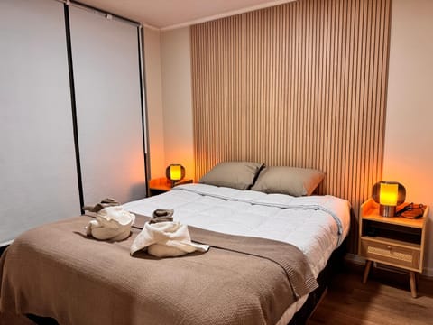 Bed, Photo of the whole room, Bedroom, towels