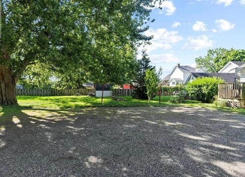 4 Bed Traditional Style home in downtown Chatham Apartment in Chatham-Kent