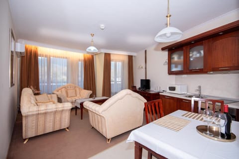 Kitchen or kitchenette, Living room, Seating area, Dining area