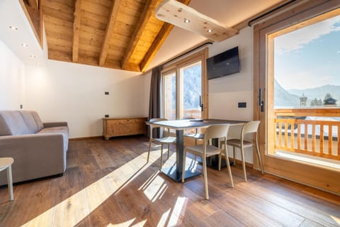 View (from property/room), Balcony/Terrace, Living room, Dining area, Mountain view