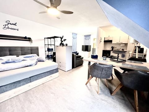 Bed, Living room, Dining area, Bedroom