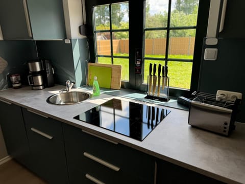 Coffee/tea facilities, Kitchen or kitchenette, Garden view, dishwasher, stove, toaster