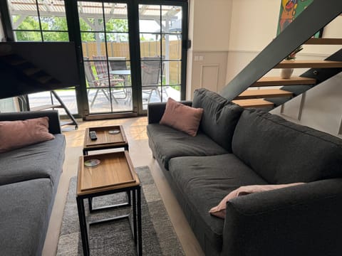 Communal lounge/ TV room, TV and multimedia, Living room, Seating area, Evening entertainment