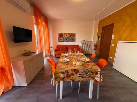 TV and multimedia, Living room, Seating area, Dining area, Evening entertainment