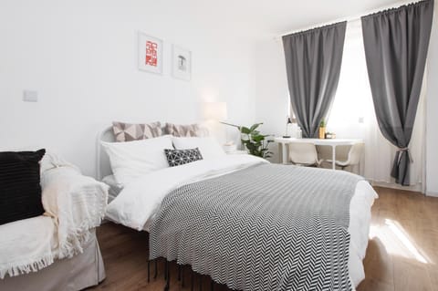 Photo of the whole room, Bedroom