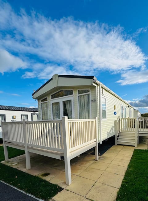 Property building, Patio, Balcony/Terrace
