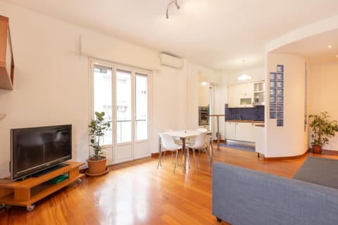 TV and multimedia, Kitchen or kitchenette, Living room, Seating area, Dining area, Evening entertainment, oven, air conditioner