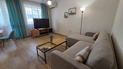 Communal lounge/ TV room, TV and multimedia, Living room, Seating area, Evening entertainment