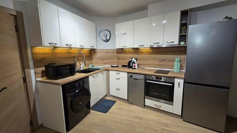 Coffee/tea facilities, Kitchen or kitchenette, dishwasher, oven, stove