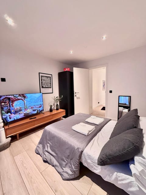 Communal lounge/ TV room, Bed, TV and multimedia, Living room, Evening entertainment, Bedroom