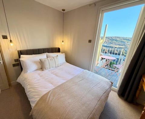 Georgian flat - 2-beds with balcony & views Apartment in Bath