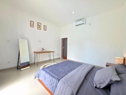 Bed, Photo of the whole room, Bedroom, air conditioner