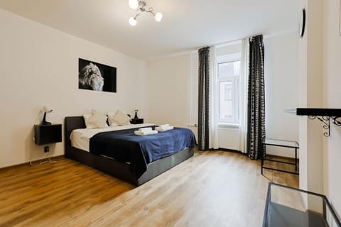 Bed, Photo of the whole room, Bedroom, towels