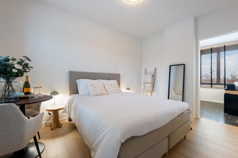 Bed, Photo of the whole room, Seating area, Bedroom