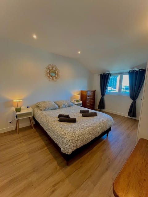 Bed, Photo of the whole room, Bedroom, towels