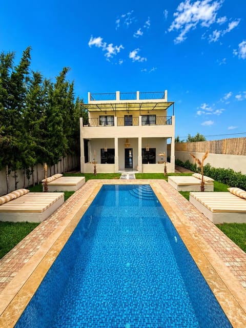Property building, Day, Pool view, Swimming pool