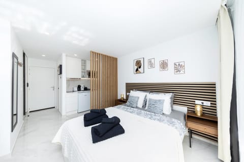 Bedroom, kitchen
