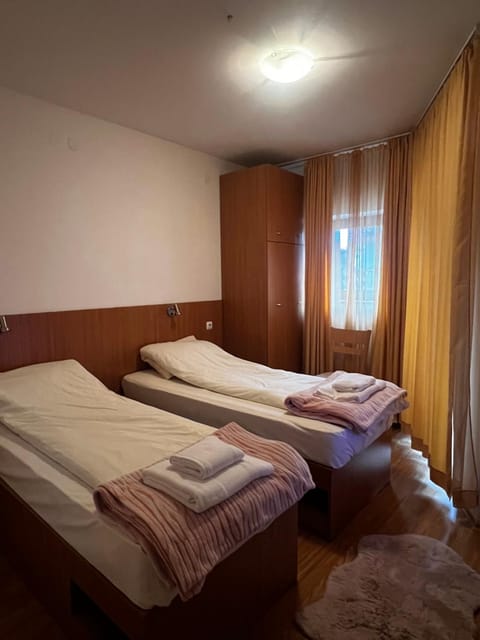 Bedroom, towels