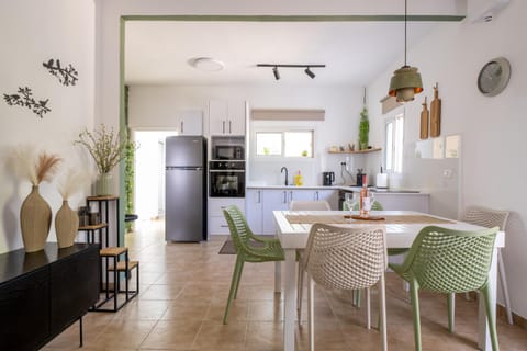 Kitchen or kitchenette, Dining area, oven, stove