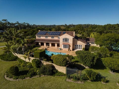 Property building, Spring, Day, Natural landscape, Bird's eye view, Garden, Garden view, Pool view, Swimming pool, sunbed