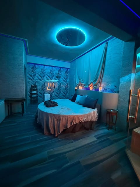 Bed, Hot Tub, Bedroom