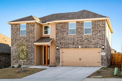 Crew-Ready Stay Private BRs w TVs Parking House in Arlington