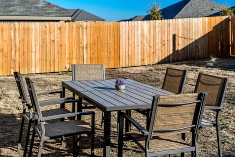 Crew-Ready Stay Private BRs w TVs Parking House in Arlington