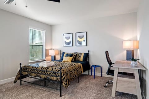 Crew-Ready Stay Private BRs w TVs Parking House in Arlington