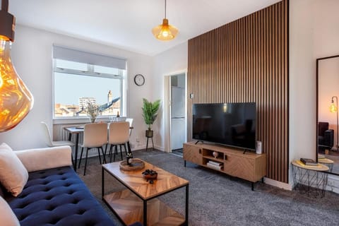 Communal lounge/ TV room, TV and multimedia, Living room, Seating area, Dining area
