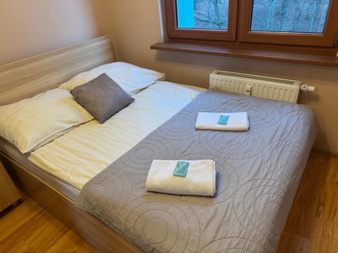 Bed, Bedroom, towels
