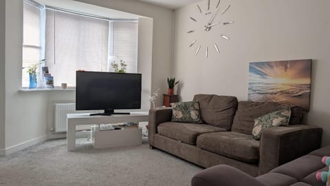 Communal lounge/ TV room, TV and multimedia, Living room, Seating area, Evening entertainment
