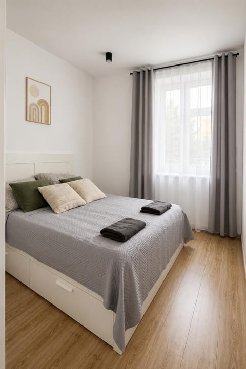 Bedroom, towels, towels