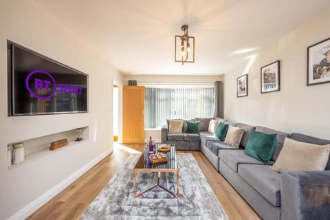 6 Bedroom, 2 Bathroom Modern, Spacious Home House in Shirley