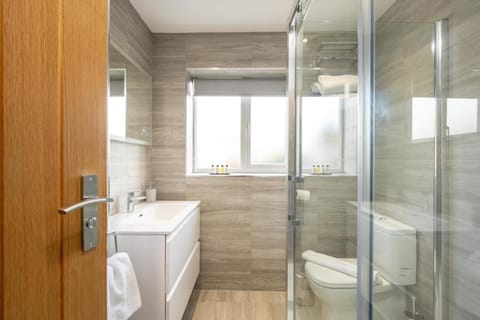 6 Bedroom, 2 Bathroom Modern, Spacious Home House in Shirley