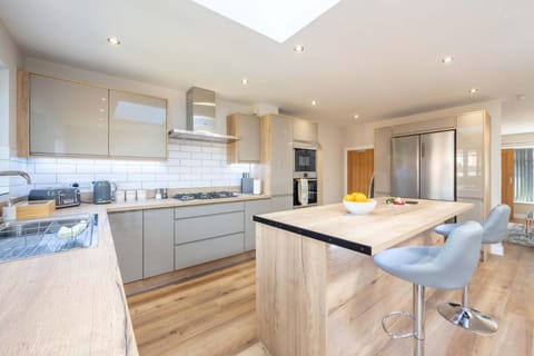 6 Bedroom, 2 Bathroom Modern, Spacious Home House in Shirley