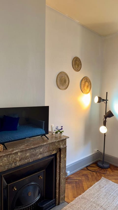 Bed, Living room