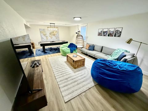 Communal lounge/ TV room, Billiard, Game Room, TV and multimedia