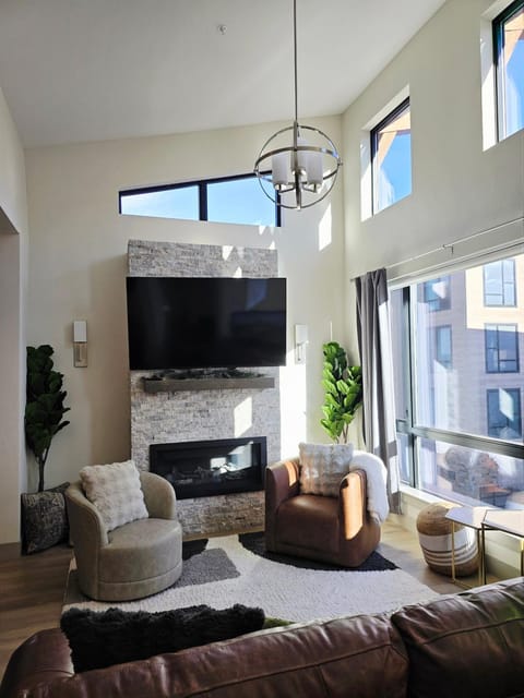 Communal lounge/ TV room, TV and multimedia, Seating area